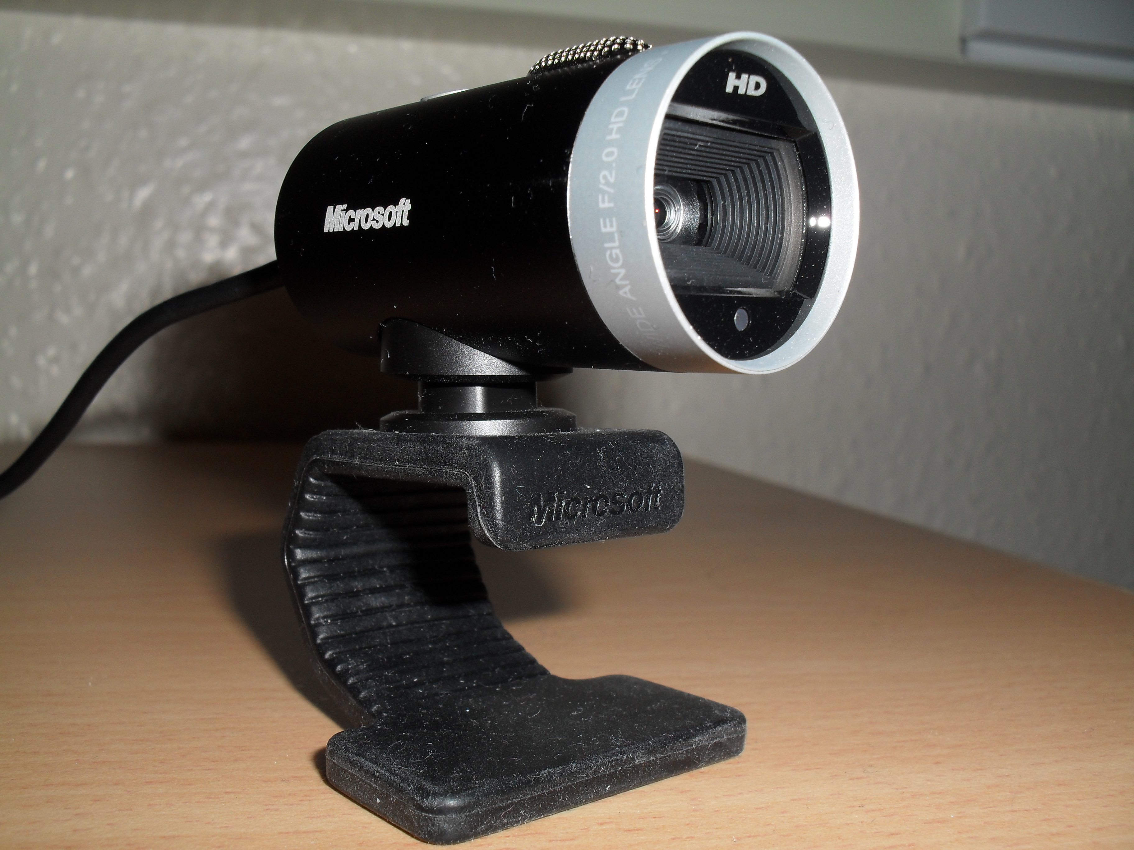 This webcam, to my delight, turned out to be a Microsoft LifeCam Cinema. 